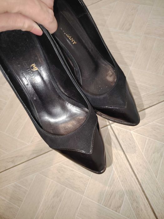 Класически черни обувки на ток