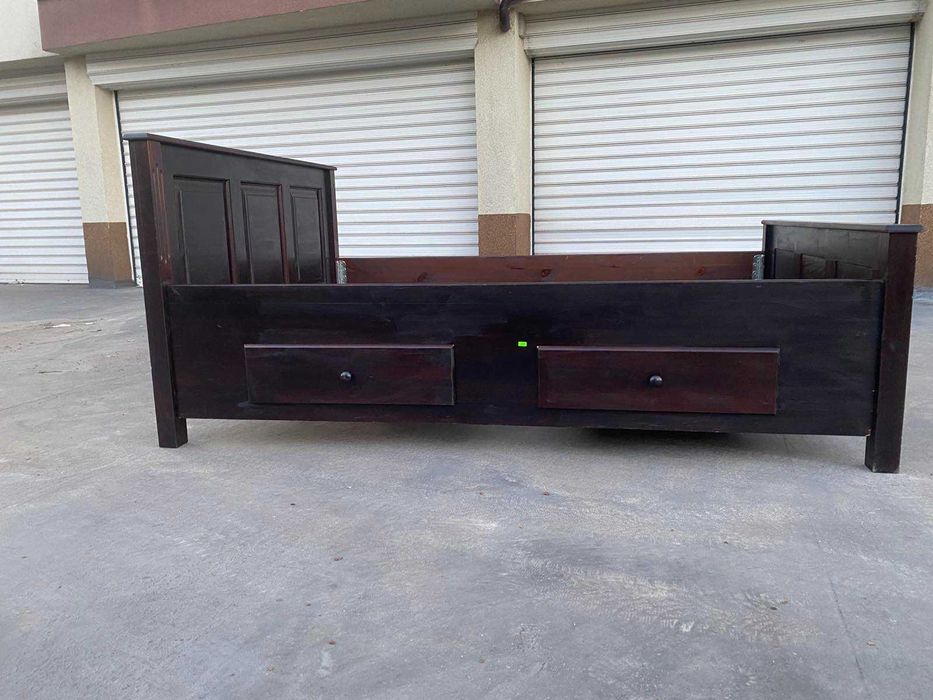 Спалня с чекмеджета