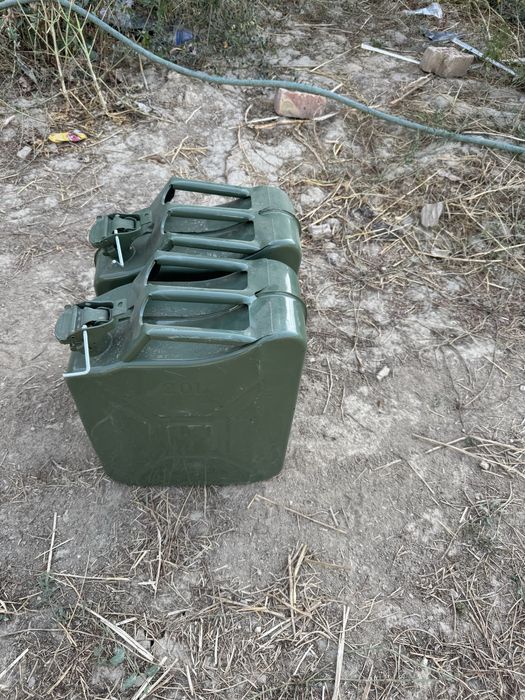 Продам канистры 2 шт.