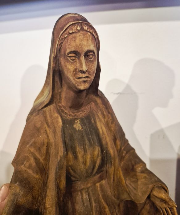Statuetă sculptură în lemn reprezentând-o pe Fecioara Maria îndurerată, începutul secolului al XX-lea.