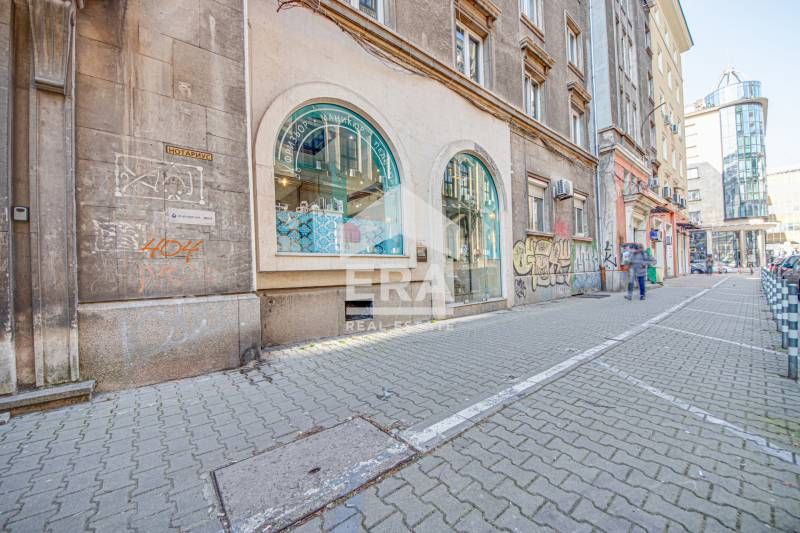 Дава се под наем Магазин в София, Център - 100 кв.м за 1700 € - Снимка #1