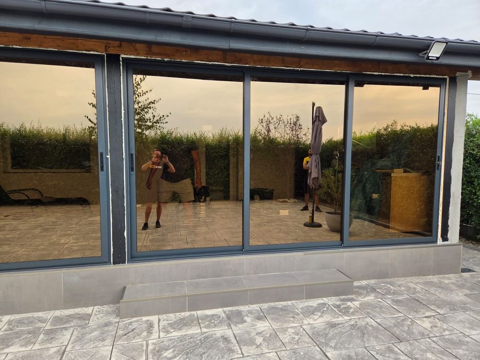 Uși glisante din aluminiu