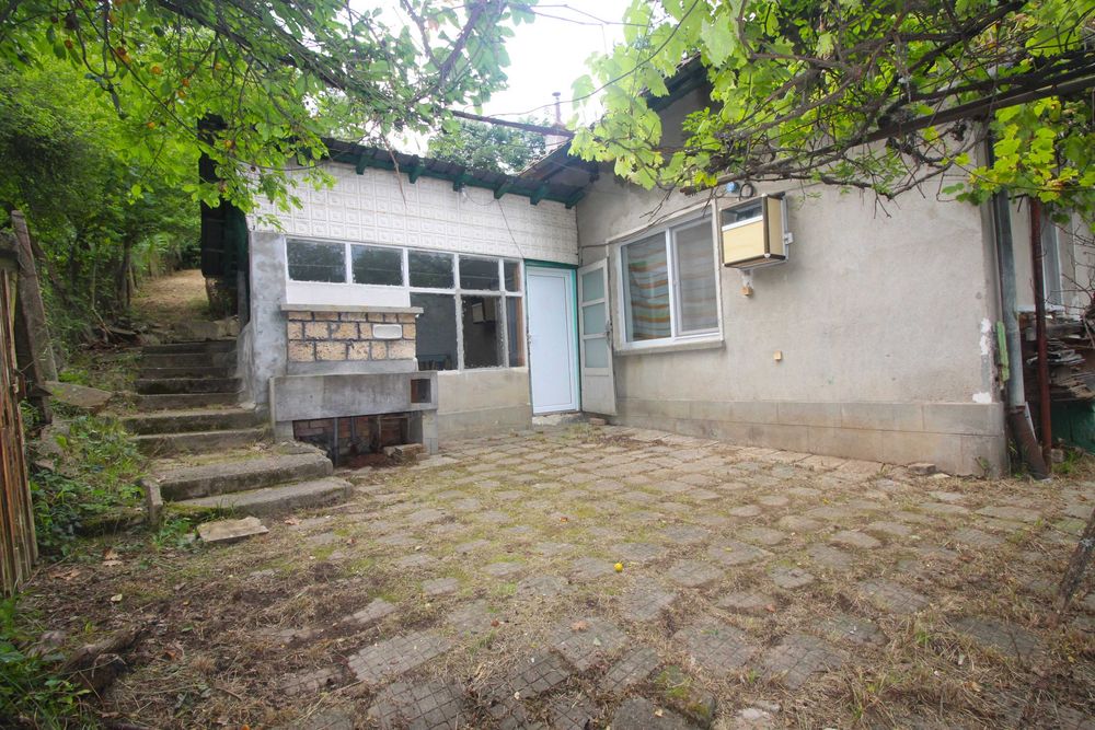 Едноетажна, масивна къща с парцел в кв. Смирненски, гр. Габрово