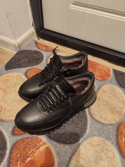 Продам  кроссовки зима