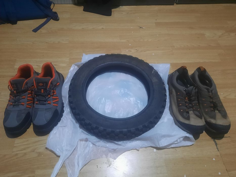 Продам 2 обуви и покрышку на электравелик монстр!!!