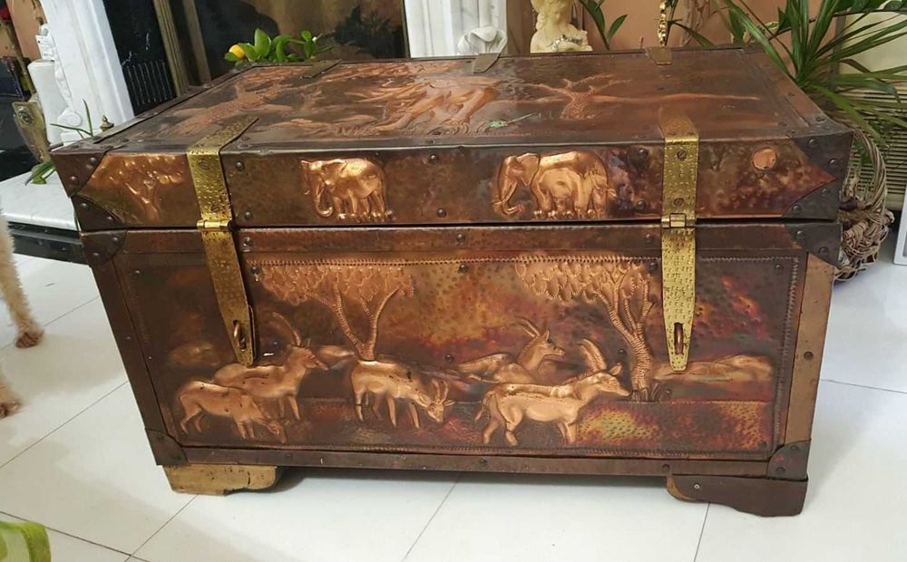 Старинна ракла с африкански мотиви от кована мед