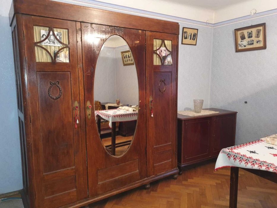 Dulap Art Deco interbelic lemn masiv si cristal, termen 7 zile maxim