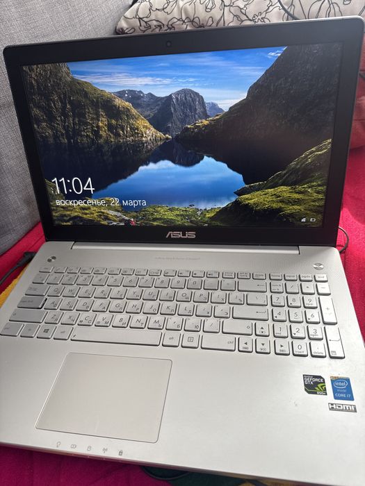 Ноутбук Асус в хорошем состояний
