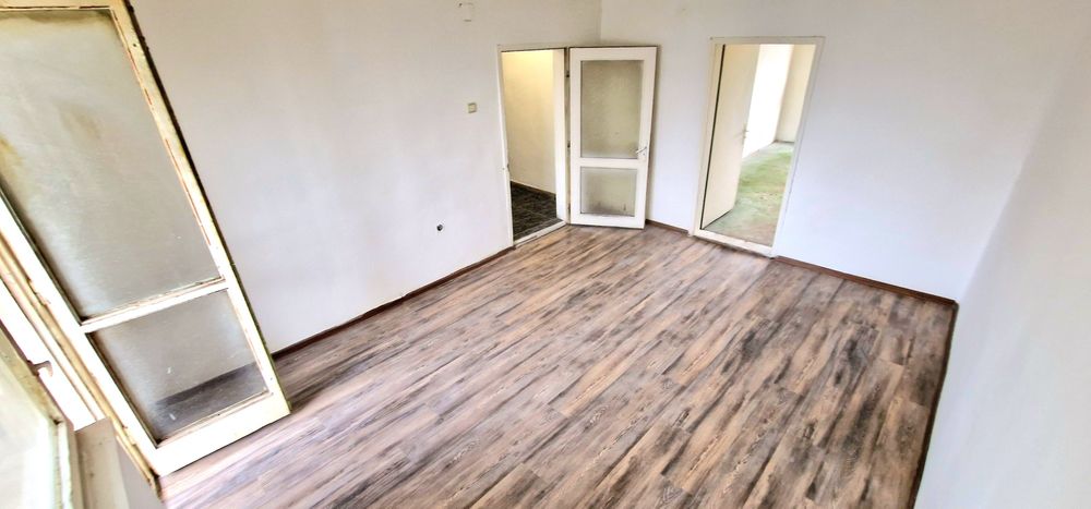 Продава се Тристаен апартамент в Търговище, Вароша - 75 кв.м за 850 €/кв.м - Снимка #2