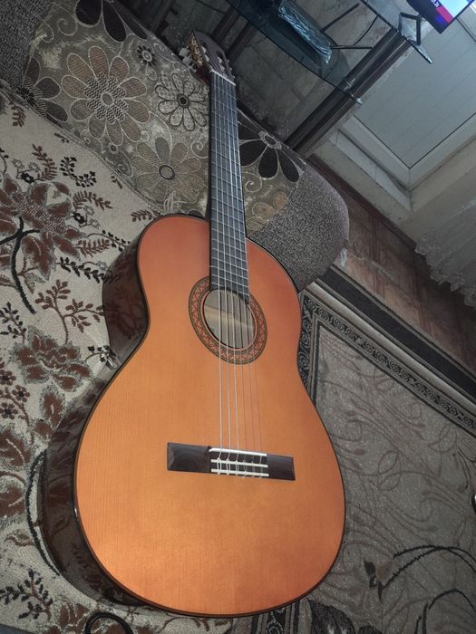 Продам гитару YAMAHA С70