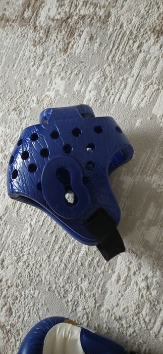 Перчатки и шлем для бокса