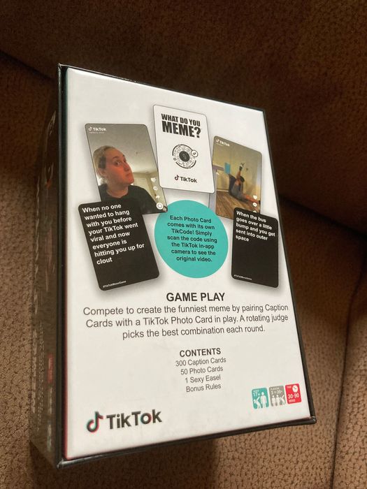 Настолна игра What Do You Meme? (TikTok Meme Edition) - Парти игра