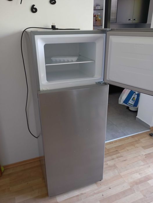 Хладилник Electrolux с фризер – 144x55x55 см – отлично състояние