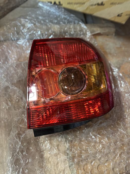 Задний левый фар TOYOTA Corolla