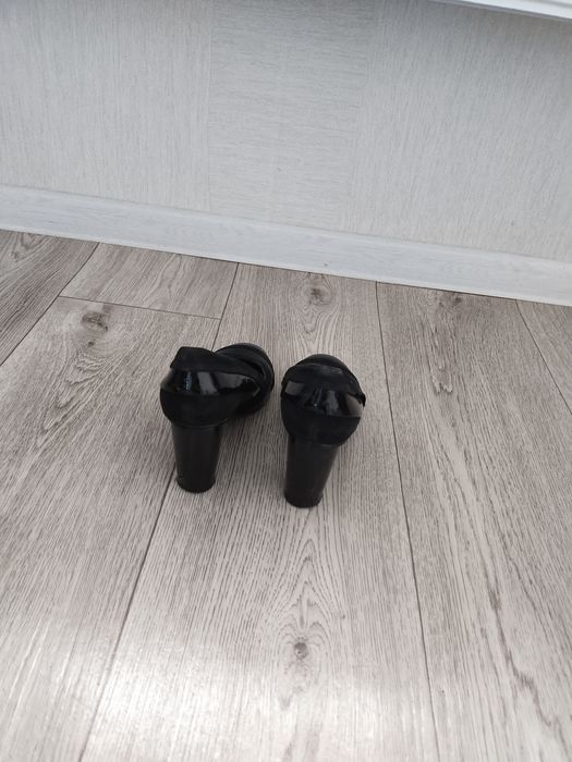 Женские черные туфли