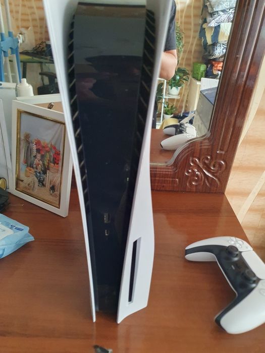 Продам Sony Playstation 5  срочна с играми