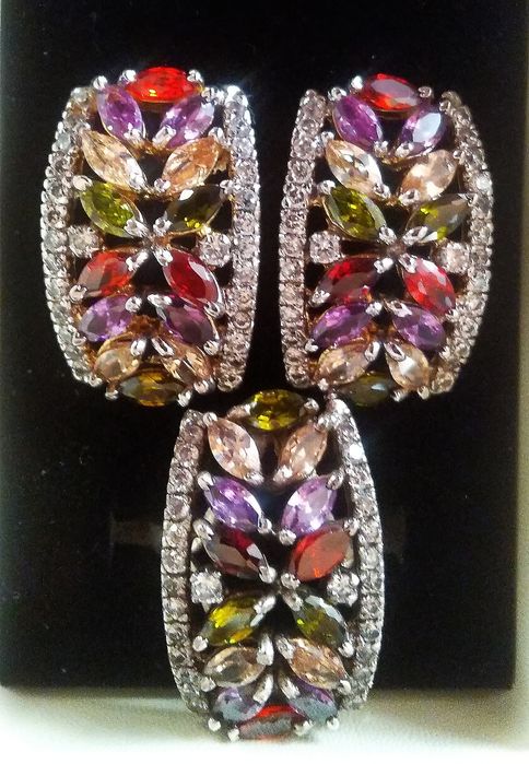 Серебряные комплекты и кольцо с натуральными сапфирами.