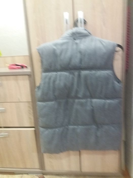 Продам безрукавки б/у