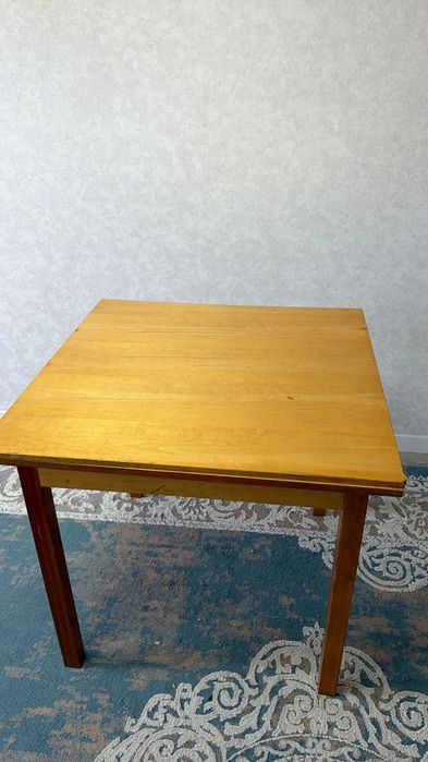 Стол и табуретки