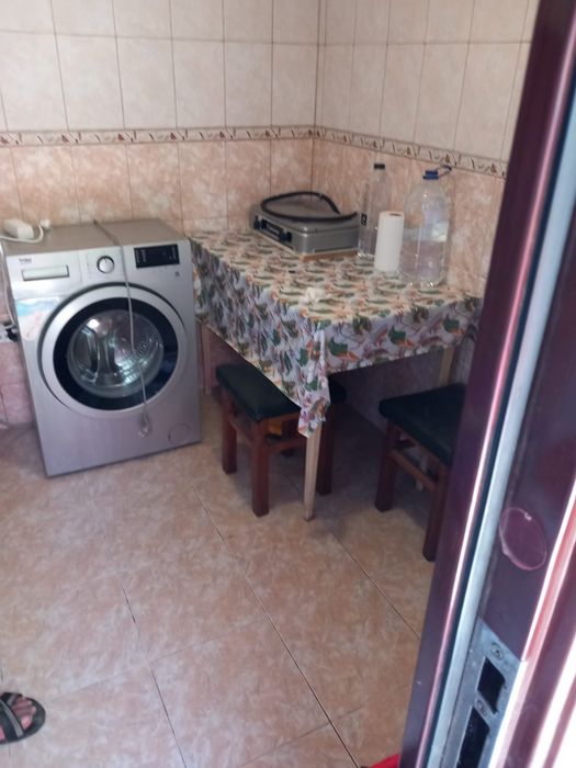 Închiriez garsoniera (la casa)