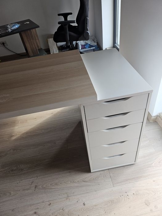 Birou IKEA cu sertare