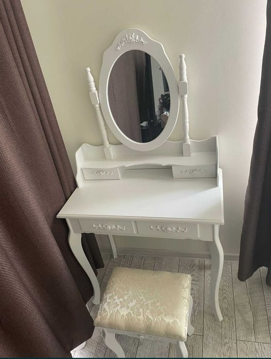 Masă de machiaj de închiriat – ideală pentru evenimente & makeup