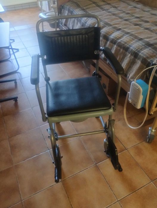 wc portabil cu roti tip fotoliu