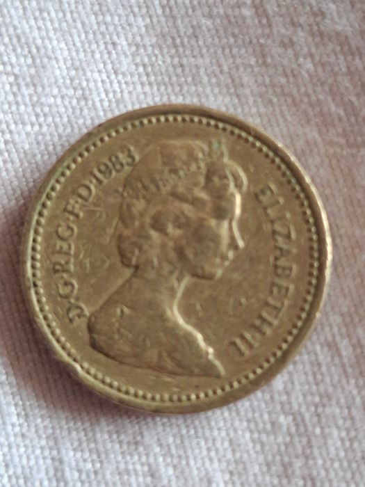 One Pound 1983 сгрешка при сеченето на монетата