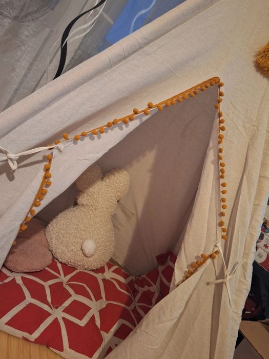 Cort Tepee nou, montat doar pentru poze