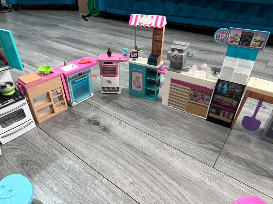 Set complet Barbie – casa mare + multe accesorii + masini + papusi