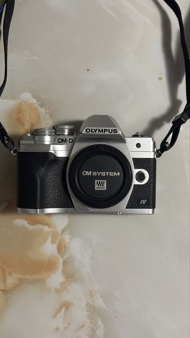 Olympus OM-D E-M10 Mark IV сребрист