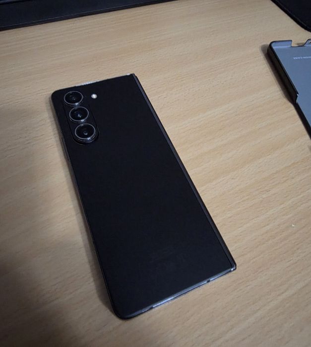 Samsung fold 5 in stare foarte buna tinut doar in huse safe