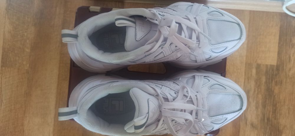 Adidași.     Fila