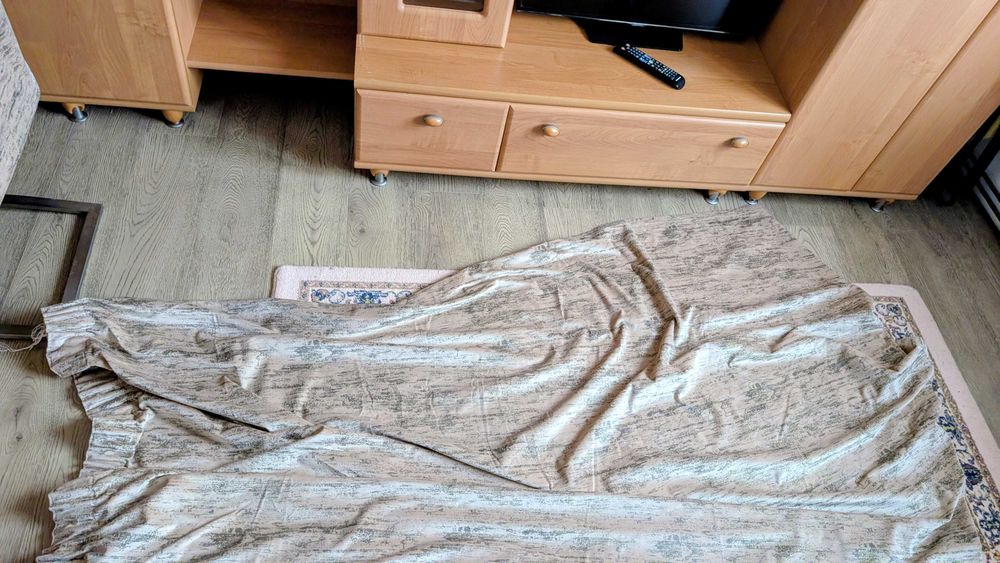 Birou calculator + raft + scaun + draperii + bonus veioză