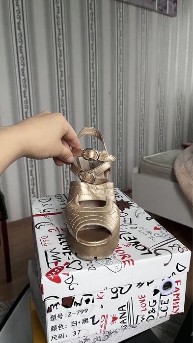 Продам босоножки