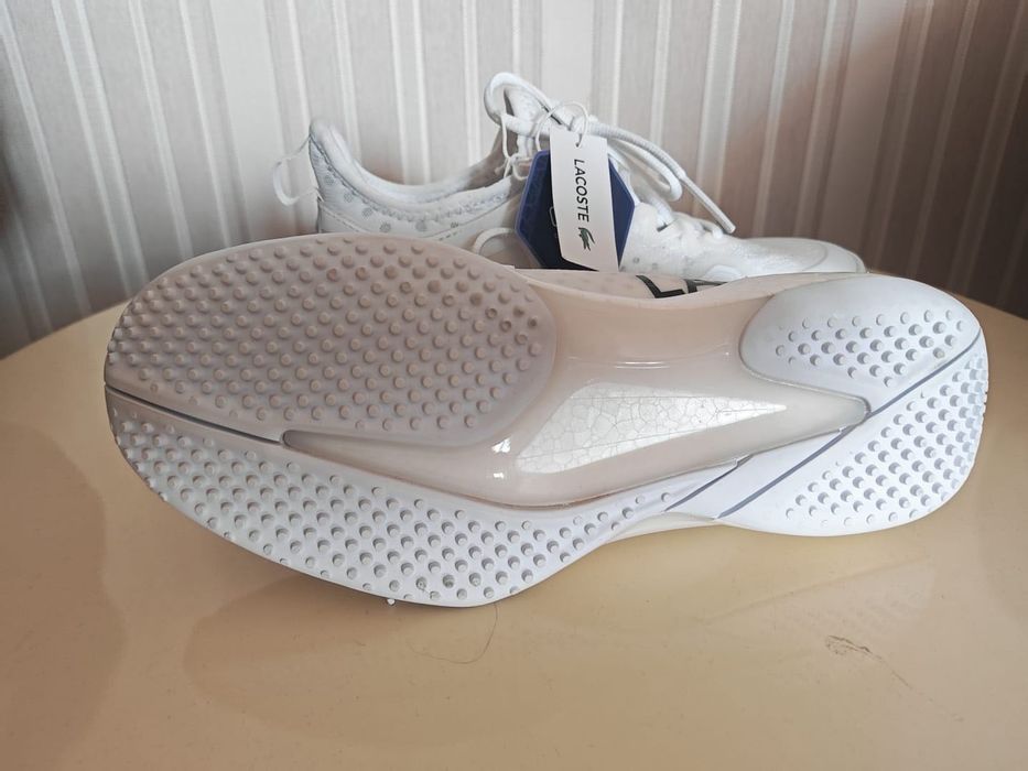 Продам женские кроссовки Lacoste