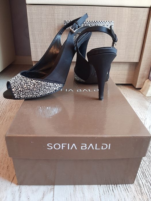 Луксозни сандали със сваровски кристали!