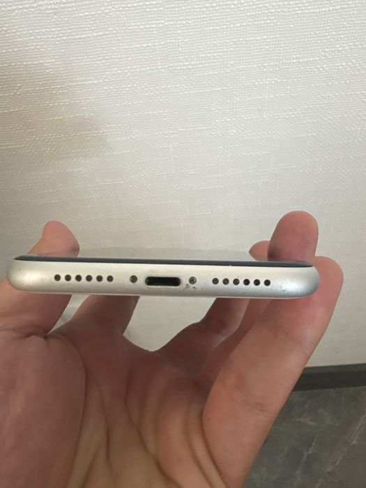 Apple iPhone XR в белом цвете.