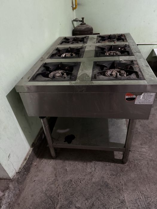 Газовая плита 6 конфорочные.