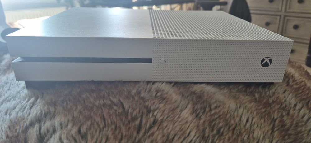 Vand X-box One S 1 TB plus 13 jocuri
