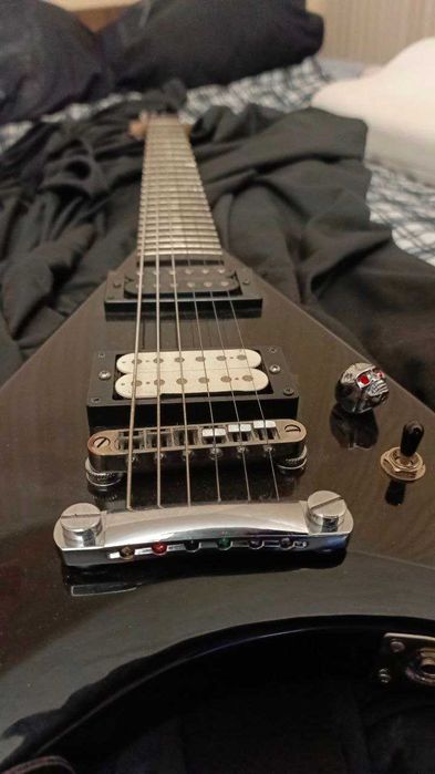 Продам электрогитару Caraya Flying V