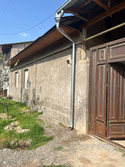 Uy sotiladi 2 yarim sotix 5 ta hona