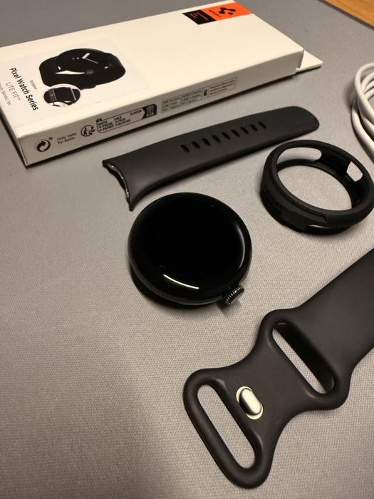 Google pixel watch 2 със допълнителни аксесоари
