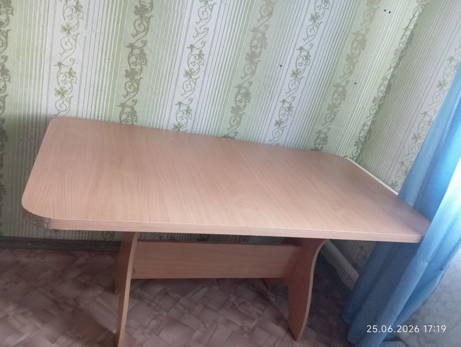 Кухонный стол большой