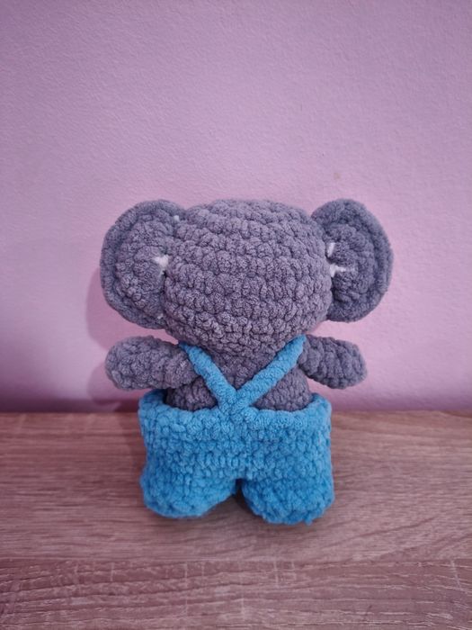 Ръчно плетена играчка