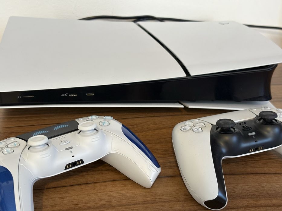 PS5 digital, slim.+ 2 controllere (DualSense+Astro Bot Limited Edition)