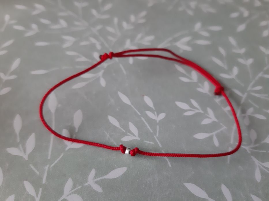 Гривна с червен конец и сребърно топче