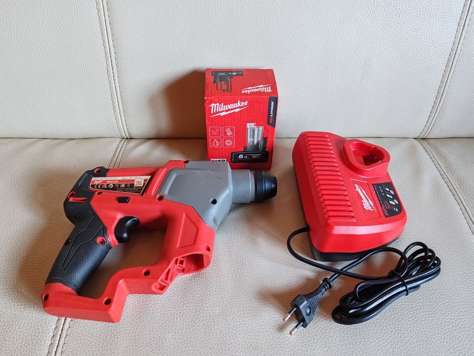 Ciocan rotopercutor Milwaukee M12 CH