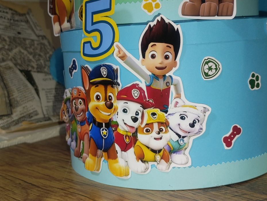 Картонена  "торта" с 3D ефект.