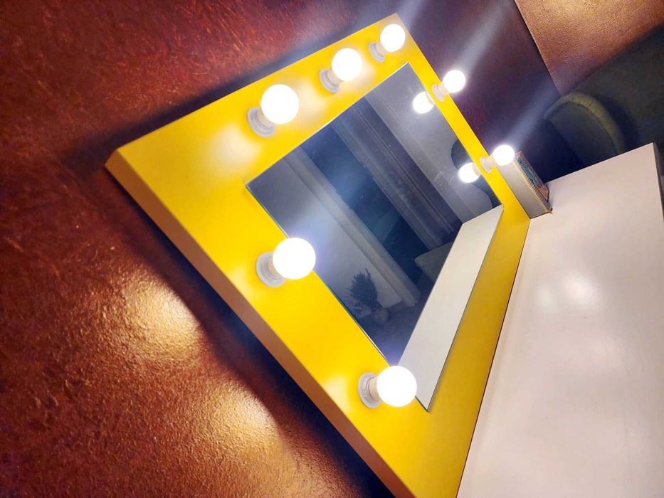 Post makeup infrumusetare, masa machiaj cu oglinda cu leduri